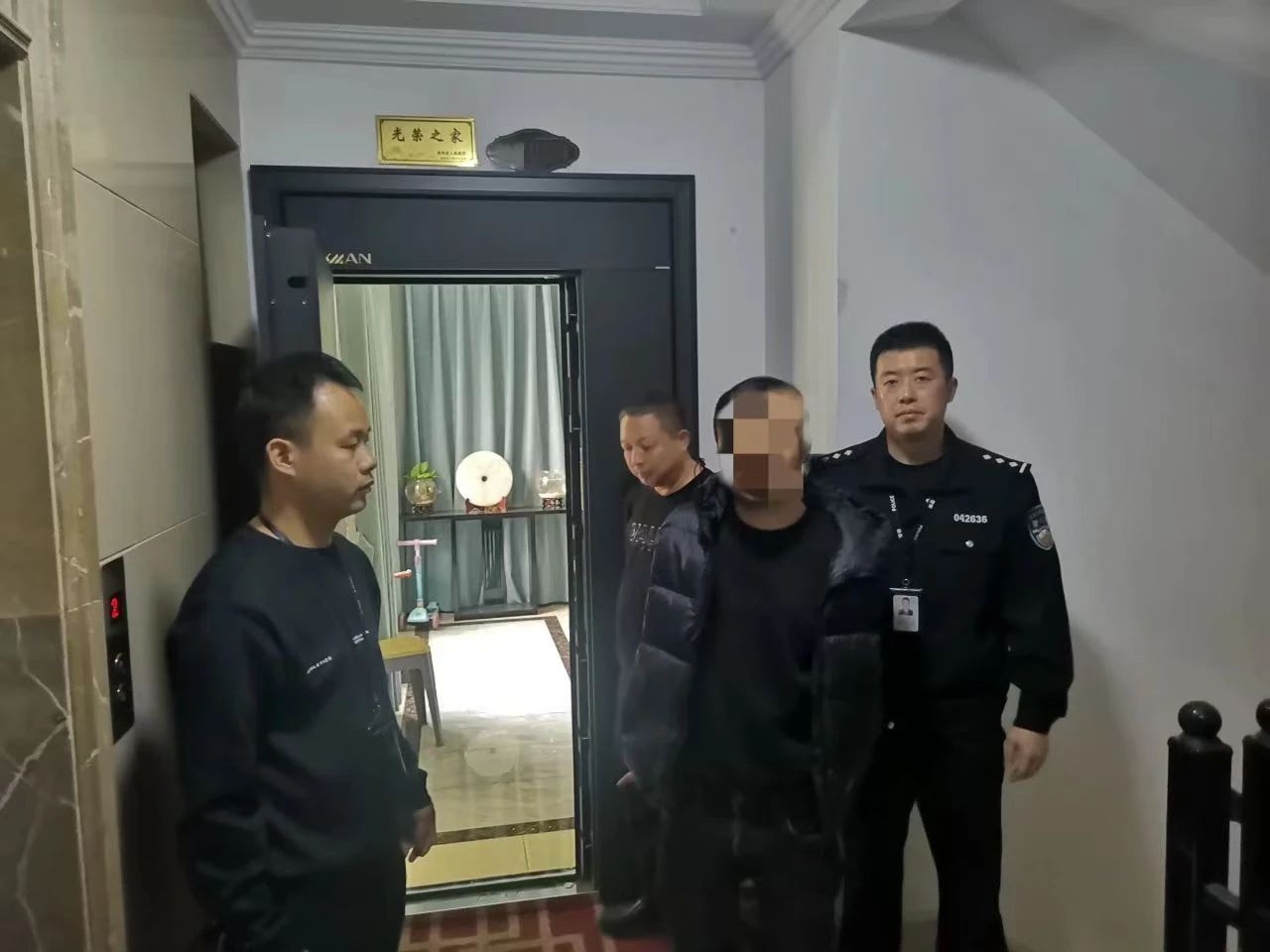 木咱镇全副伪装仍被识别！双龙公安成功抓获一名撬锁盗窃嫌疑人